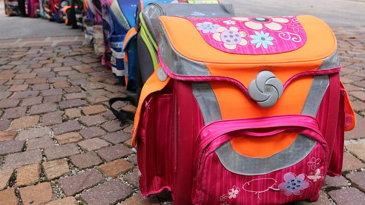 Vom 25. Juli bis 25. August sammelt die LEW-Bildungsinitiative 3malE möglichst viele ausgediente, gut erhaltene Schulranzen und -rucksäcke für bedürftge Kinder in der Region.