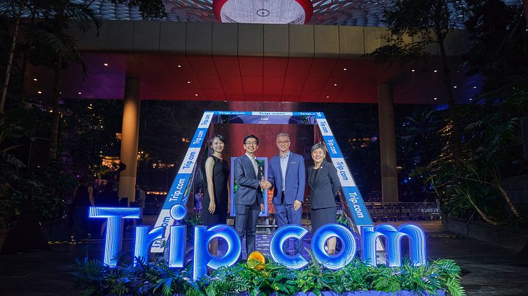 Key executives from Jewel Changi Airport Development, Trip.com and Singapore Tourism Board at a trade event to officiate the partnership and launch of Traveller’s Wonderland travel pop-up event. 