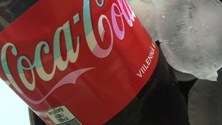 Coca-Cola ja Coca-Cola Zero -pullojen etiketti muuttaa väriään kylmentyessään