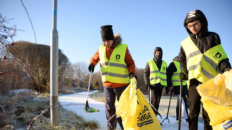 30årsstädning Alby Cricketklubb plockar glasflaska