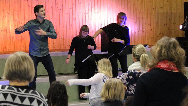 Viktor Johansson, Moa Thorsson och Cecilia "Ciss" Burreau tecknar till låten "Vi står kvar"