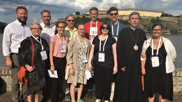 Merparten av svenska delegationen; längst upp: Lasse Svensson, Olle Alkholm, Olle Kristenson, Joakim Friberg, Jakob Schwarz. Längst ner: Karin Burstrand, Malva Rosenfeld, Ida Tonnvik, Jenny Sjögreen, Cleopas Strongylis, Karin Wiborn. 