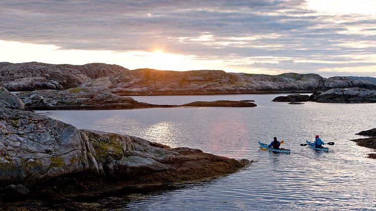 Padling Two persons kayaking at dawn -Foto Henrik T_Westsweden.com 