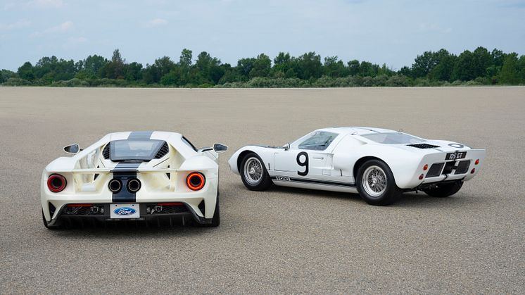 2022 Ford GT ’64 Heritage Edition and 1964 Ford GT prototype_03
