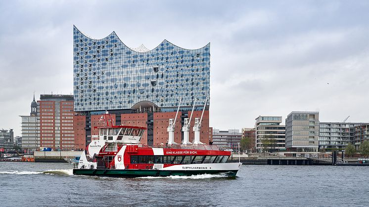 Die Elbphilharmonie ist das größte bewohnte Gebäude in Hamburg und ragt stolz über der Hafenstadt und dem Fluss auf, auf dem ihre mit Scania Motoren betriebene Namensvetterin verkehrt.