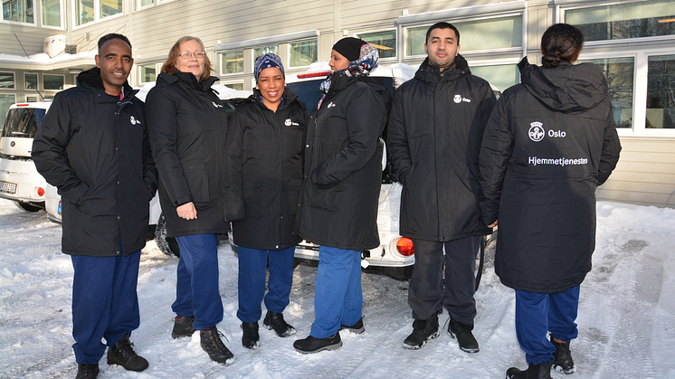 Helsefagarbeidere i hjemmetjenesten i Bydel Stovner holder vinterkulde og regn unna med de nye vinterjakkene. Fra venstre, Yohannes Gebremedhin, Ann Britt Knoph, Aklasia Solomon, Chachi Desalegn, Zain ul-Abideen og Ayaan Adan Essa.  