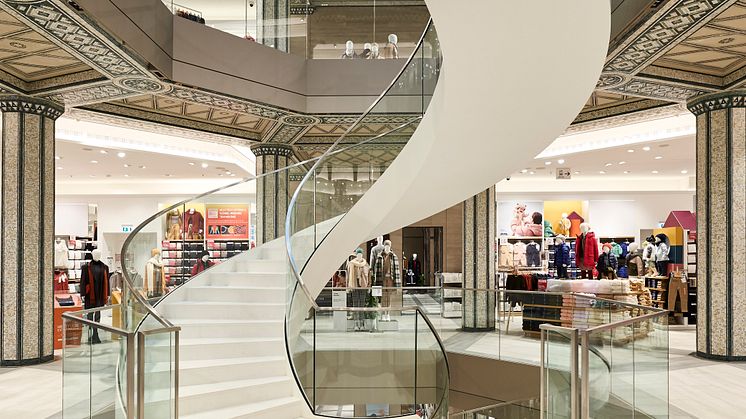 : Die freistehende Treppe steht in einem denkmalgeschützten Gebäude und führt die Besucher durch die Hamburger Filiale der Modekette Uniqlo