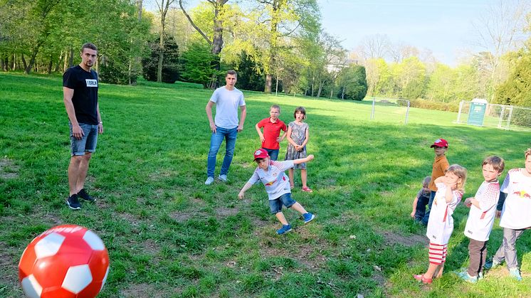 RB-Fußballer kicken im Kinderhospiz Bärenherz mit kleinen Fans um die Wette 