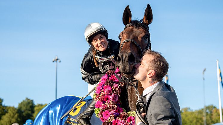 Espen Hill tillsammans med Madeleine Smith och Oliver Dale i vinnarcirkeln på Bro Park efter segern i Stockholm Cup International. 