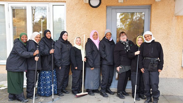 Från vänster: Fateya Umar Abdullahi, Semira Yasin  Mohammed, Shamsa Yarrow Hassan, Rahaf Bako, Jamileh Soltoui, Khadija Hussein Elhaj, Esperance Kirenga, Petra Kakoulakis (arbetsledare), Fatemeh Ahmadi, Haimanoth Habtegabr Zerom