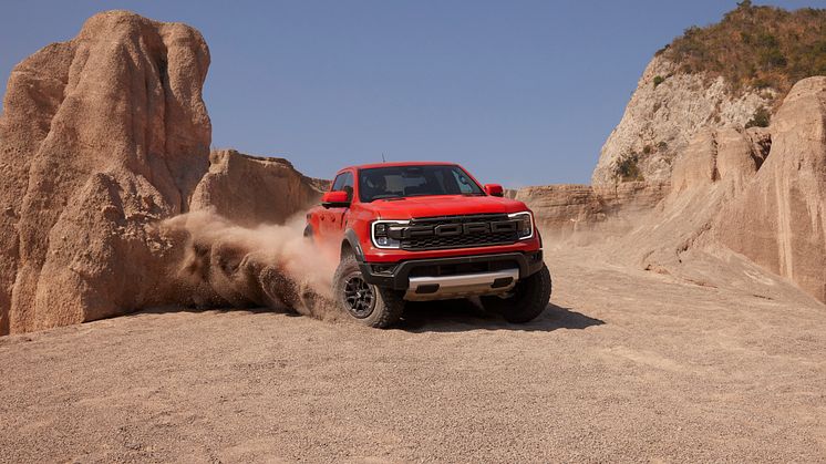 •	A Ford bemutatja a vadonatúj Ranger Raptort: kettős turbótöltésű, 3.0 literes EcoBoost V6-os blokk 288 lóerős teljesítménnyel és 491 Nm forgatónyomatékkal1 a fenomenális közúti- és terepképességekért