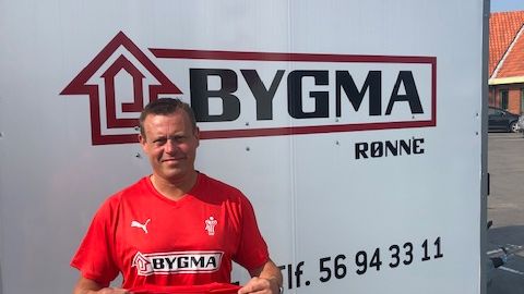 Direktør Martin Klausen byder på tirsdag velkommen til Håndværkermesse i Bygma Rønne – og uddeler gratis T-shirts til de 600 første på messen. 