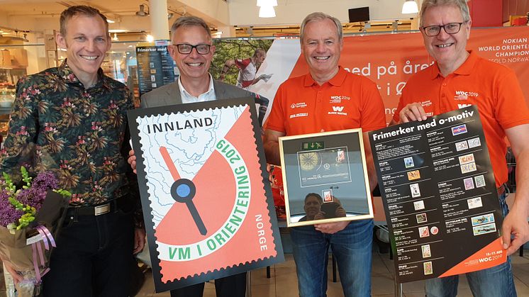 Fra venstre tidligere verdensmester Tore Sandvik, som avduket frimerket, frimerkedirektør Halvor Fasting, direktør Per Bergerud i O-VM 2019 og ordfører Erik Unaas i Eidsberg kommune .