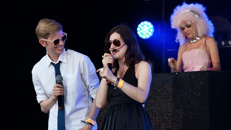 Årets flata, dragfest och bystig burlesk i Pride Park
