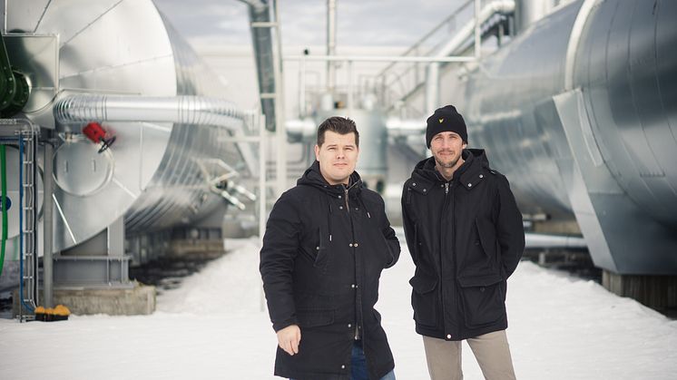 Härnösands kommuns hållbarhetsstrateg Daniel Johannsson och HEMAB:s projektledare Pär Marklund vid biogasanläggningen som omvandlar Härnösandsbornas matavfall till fordonsgas. 