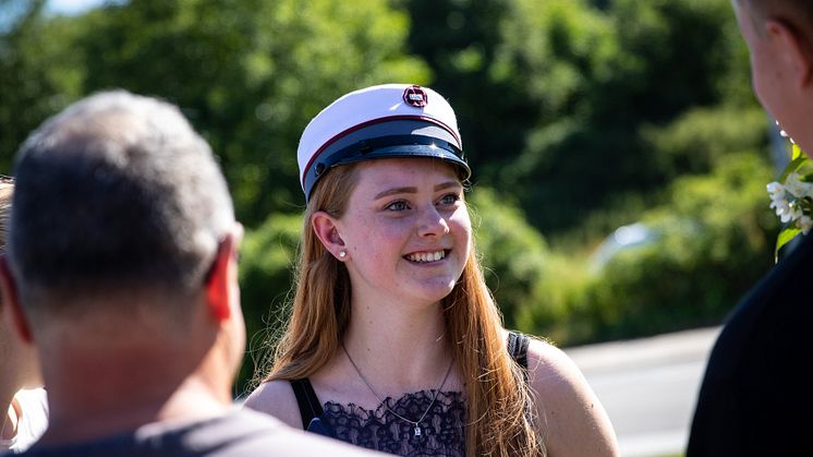 Vivi foran Tradium, hvor hun netop er blevet student // foto: Ulrik Burhøj Jepsen 