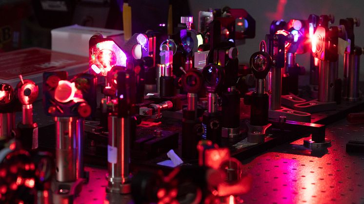 Laser a impulsi ultrabrevi utilizzati presso il dipartimento di Fisica del Politecnico di Milano per studiare le celle fotovoltaiche-2.jpg