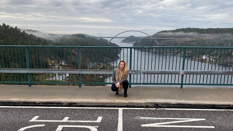 Foto: Henrik Björge. Ordf. Emmelie Hansen på Svinesundsbron. Gränsen mellan Norge och Sverige.