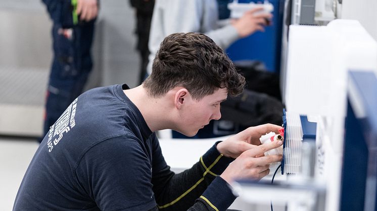 Andreas Fredberg Petersen har bl.a. forberedt sig til finalen i DM i Skills ved et besøg i GROHEs træningscenter, hvor han fik mulighed for at se og afprøve nye avancerede produkter.