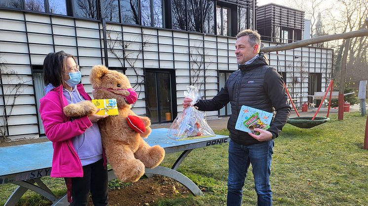 Kerstin Stadler von Bärenherz nimmt freudestrahlend die Geschenke von Dirk Schröder entgegen