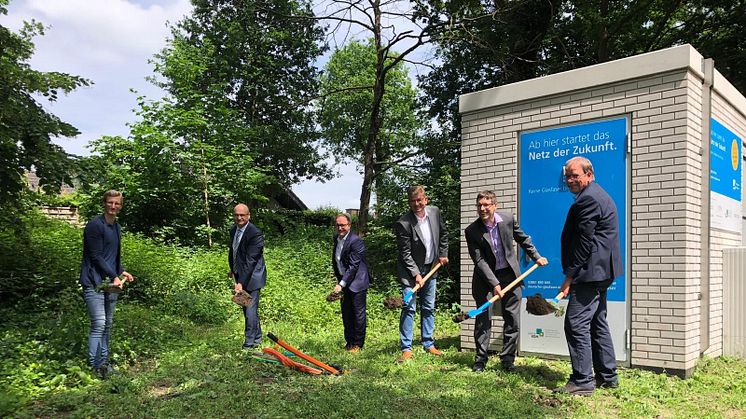 v.l.n.r. Nico Menebröcker (Gde. Saerbeck), Dr. Martin Sommer (Landrat Kr. Steinfurt), Dr. Tobias Lehberg (Bgm. Gde. Saerbeck), Torsten Höpfner (MA Deutsche Glasfaser), Ingmar Ebhardt (Breitbandkoord. Kr. Steinfurt) und Bernhard Rose (Grethen GmbH)