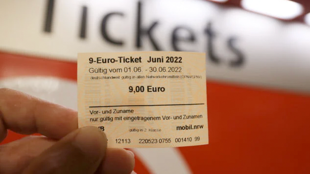 Konsumentorganisationen Resenärerna vill se en nationell månadsbiljett, likt Klimaticket i Tyskland, som gäller i all kollektivtrafik i hela landet för 9 Euro i månaden.