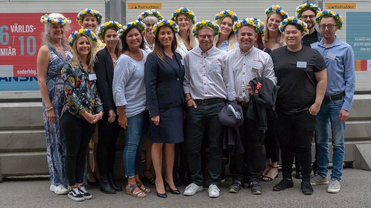 Familjen SöDER i bästa midsommarfirande! Representanter från SF Bio, Pinchos, Cityklipp, Hemköp, QueenNails, Apoteket, German Döner Kebab och Jefast. Fotograf: Anders Nordgren