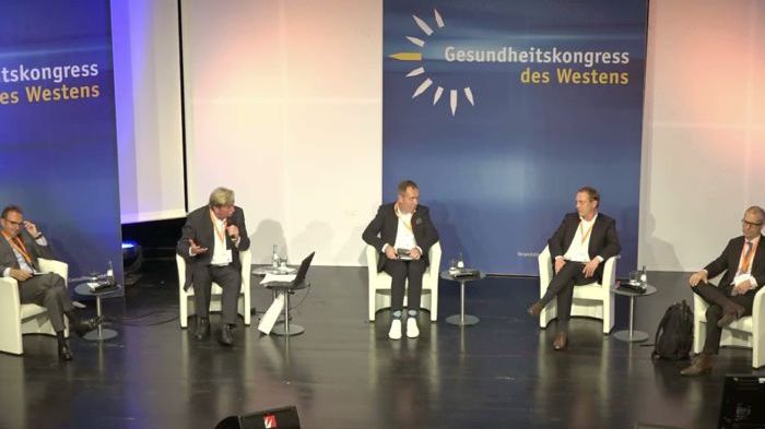 Diskussion vor Ort und virtuell: Dr. Patrick Frey, Hans Adolf Müller (Moderation), René Thiemann, Stephan Buttgereit und Prof. Dr. Boris Augurzky (v.l.) im Kölner Gürzenich. Zugeschaltet wurden Prof. Dr. Thomas Mansky und Michael Gabler.