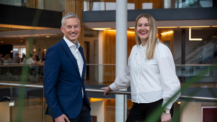 To nye kommunikasjonsprofiler i Storebrand: Robert Henriksen og Annemarte Norevik. Foto: Kristian Skalland Moen / Storebrand