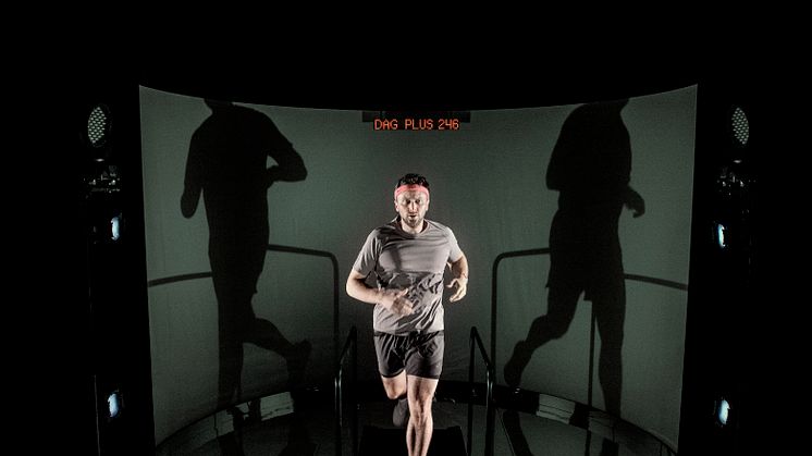 Edvin Bredefeldt springer 9 km på ett löpband, varje föreställning, och för en monolog om sorg och att springa sig ur den. Foto: Mattias Johansson