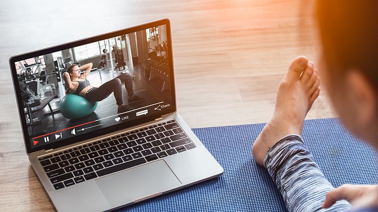 I och med att många arbetat på distans så har Skatteverket också beslutat att digital träning är giltig som friskvård. Det innebär att du kan få friskvårdsbidrag även för kursavgifter för de träningspass du deltar digitalt i.