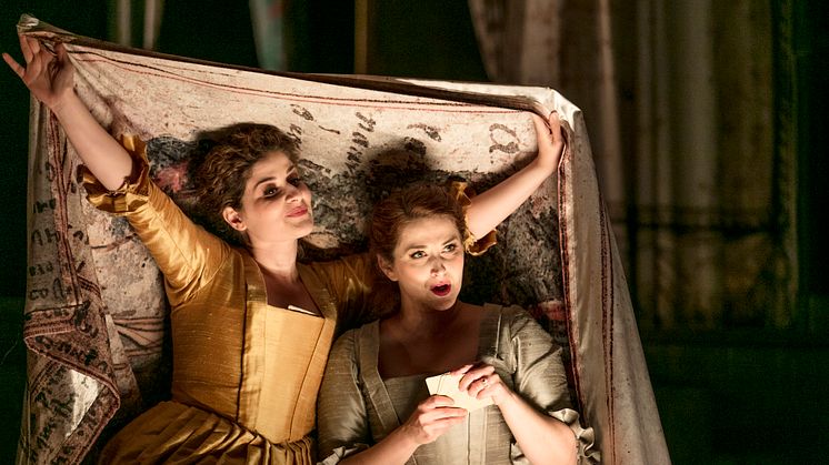 Serena Malfi (Dorabella) och Ana Maria Labin (Fiordiligi) i Così fan tutte på Drottningholms Slottsteater. Foto: Mats Bäcker.