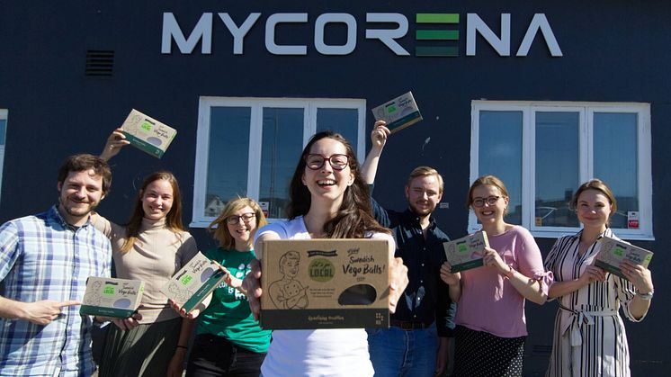 Bilden föreställer Mycorenas team på lanseringsdagen utanför ICA Maxi Mölndal, där deras "Väldigt Swedish Vego Balls gick som smör i solsken.