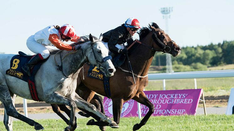 Maryline Eon (röd-vit-blå hjälm) vinner en av löpningarna i 2017 års upplaga av världsmästerskapet för kvinnliga jockeys på Bro Park 