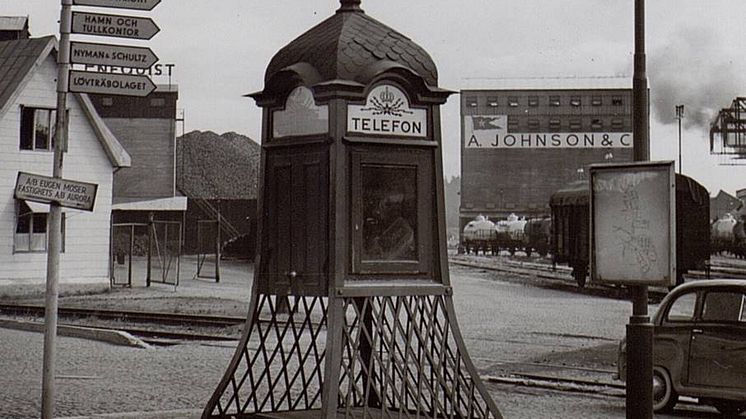 Skyltar som pekar ut de olika företagen i Värtahamnen år 1960