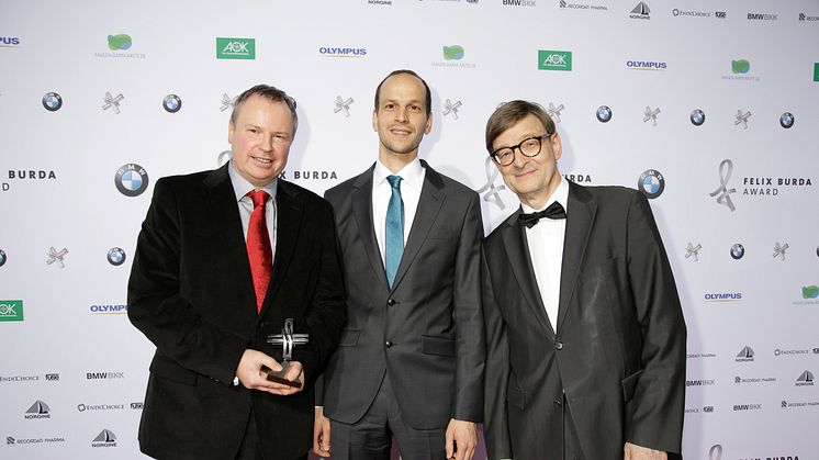 Preisträger Prof. Dr. Peer Bork (EMBL) und Dr. Georg Zeller (EMBL) mit Laudator Prof. Dr. Dr. Otmar D. Wiestler beim FELIX BURDA AWARD 2016 in der BMW Welt München am 17.04.2016