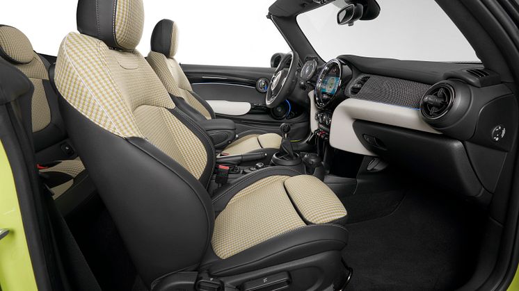 MINI Cooper S Cabrio 2021 med Light Chequered i 100% genbrugsmaterialer.jpeg