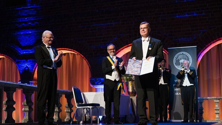 Heikki Pihlajamäki, professor vid Helsingfors universitet, mottog Gad Rausings pris 2024 vid högtidssammankomsten i Stockholms stadshus den 20 mars. H.M. Konung Carl XVI Gustaf delade ut samtliga medaljer och priser. Foto: Erik Cronberg.