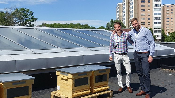 Bi(!)trädande centrumchef Tobias Heurlin och Robert Andreasson, teknisk förvaltare, välkomnade de nya hyresgästerna.