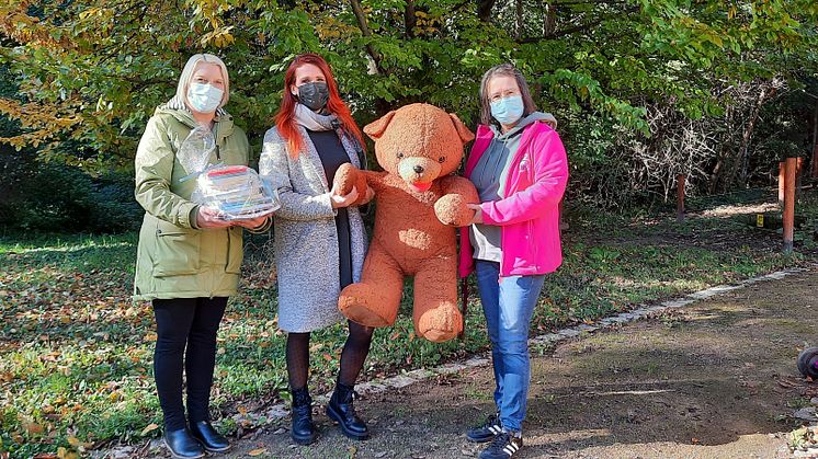 Peggy Stolze und Nicole Lippmann von TK Maxx mit Kerstin Stadler (re.) vom Bärenherz-Förderverein