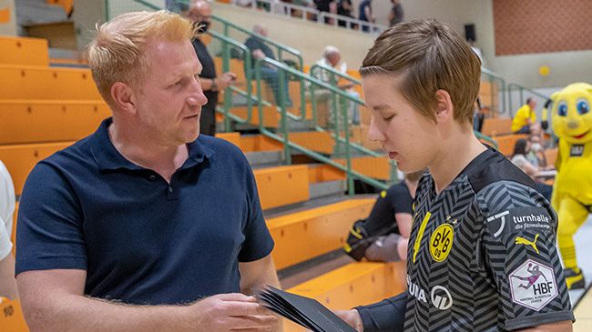 Andreas Bath von der SIGNAL IDUNA Gruppe überreichte jeder BVB-Spielerin (hier Mannschaftskapitänin Alijna Grijseels) zum Start des Sponsorings ein Präsent. Foto: BVB