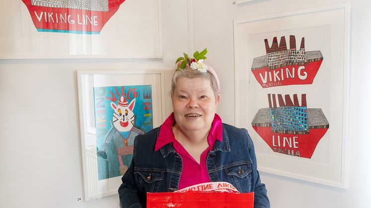 Konstnären Tiina Elina Nurminen med Viking Lines nya shoppingkassar. Foto: Bo Strandén