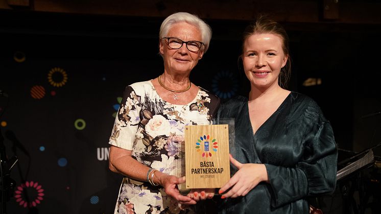 Jenni Nylander, verksamhetsansvarig för We change, tillsammans med Elisabeth Tarras-Wahlberg, ordförande för Postkodstiftelsen.