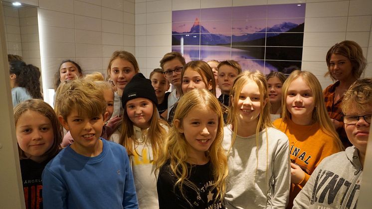 Eleverna i klass 5A på Norgårdenskolan fick igår se sin drömtoalett förverkligad. 