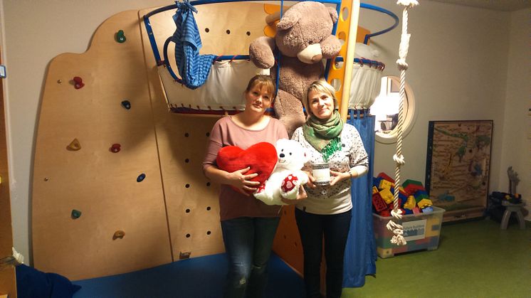 Pflegeschülerin Corina Albrecht und Klassenlehrerin Kathrin Noth übergeben die volle Spendendose im Namen der Altenpflegerklasse A71 