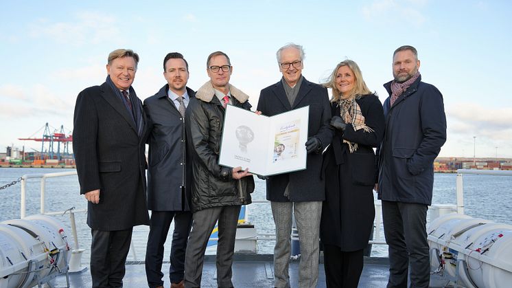 Prisutdelningen ägde rum ombord på hamnens inspektionsfartyg MS Hamnen. Dr. Martin Glatz delade ut priset som mottogs av Antti Laakso för hamnens räkning. Bild: Göteborgs Hamn AB.