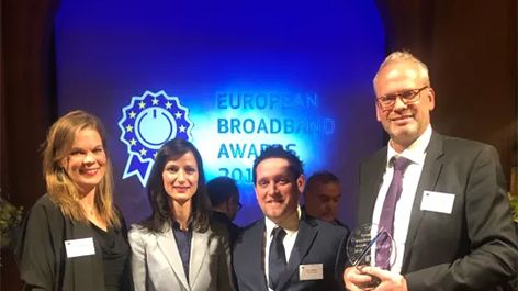 Kristina Lundberg, näringslivsutvecklare Sunne kommun och Erik Larsson, bredbandskoordinator på Region Värmland, tog emot utmärkelsen European Broadband Awards tillsammans med Jörgen Secher, Telias projektledare för Hjärta Sunne, i Bryssel igår kväll