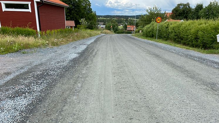 Del av Morbyvägen som idag är grusad asfalteras. Foto: Marie Palm/Säters kommun