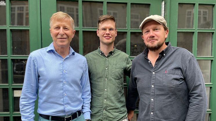Ny daglig leder, Johan Henrik Kintzell Frøstrup (midten) sammen med styreleder Per Skorge (venstre) og avtroppende daglig leder Ole Petter F. Bernhus (høyre). Foto: Idun Leinaas