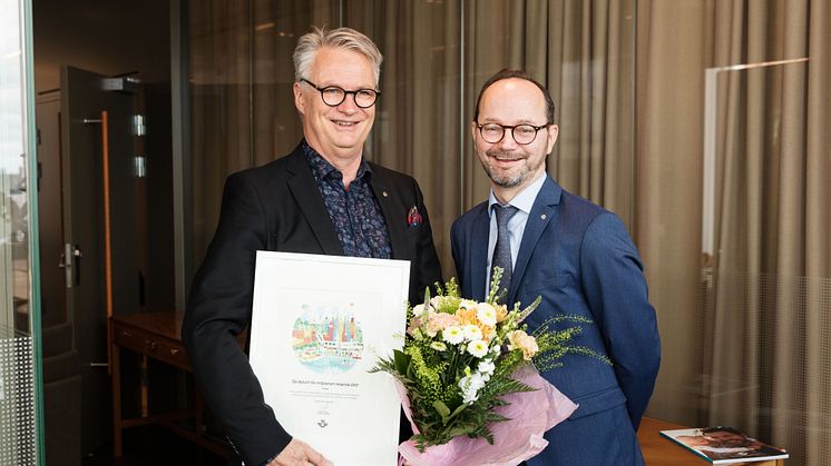 Trivectors vd Christer Ljungberg fick ta emot SJs pris för miljösmart resande från infrastrukturminister Tomas Eneroth.